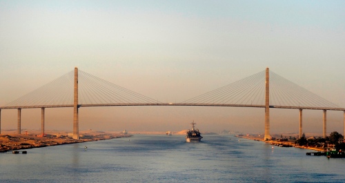 جسر السلام الواصل بين وادي النيل وسيناء من فوق قناة السويس - الصورة من ويكيبيديا العربية